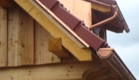 Oplechování střechy dřevěnného srubu u Vysokého Mýta
